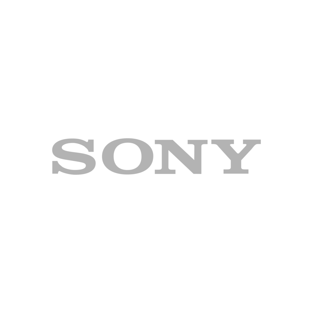 Das Bild zeigt das Sony-Logo, das aus dem Wort „SONY“ in grauen, fetten Großbuchstaben auf schwarzem Hintergrund besteht.